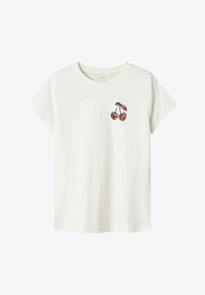 T-shirt en coton blanc avec un petit design brodé de cerises rouges et noires sur le côté gauche de la poitrine. Manches courtes et col rond.