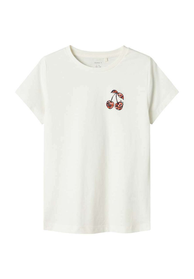 T-shirt en coton blanc avec un petit design brodé de cerises rouges et noires sur le côté gauche de la poitrine. Manches courtes et col rond.