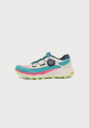 Chaussure de course blanche, bleu sarcelle, rose et verte, équipée d'un système de laçage à molette BOA et d'une semelle Vibram texturée pour la traction.