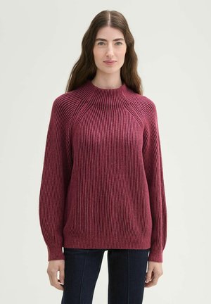 Maglione a costine di colore rosa intenso con un collo alto e maniche lunghe, caratterizzato da una vestibilità ampia e un tessuto testurizzato.