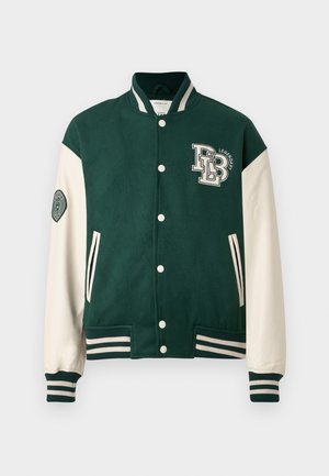 Jachetă de tip varsity verde și crem, cu nasturi în față, manșete și tiv cu dungi, logo brodat pe piept și patch pe mâneca stângă.
