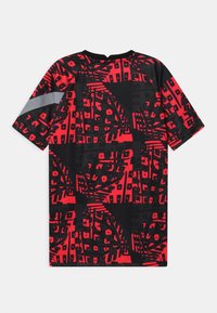 Camisa de manga corta con estampado rojo y negro que presenta diseños geométricos y cuello redondo, fabricada en una tela ligera y suave.