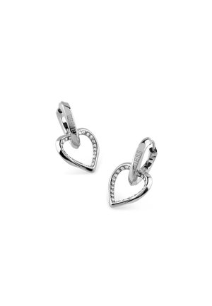 Boucles d’oreilles anneaux en argent avec pendentifs cœur ouvert ornés de petits cristaux clairs, gravées du nom de la marque « GUESS ».