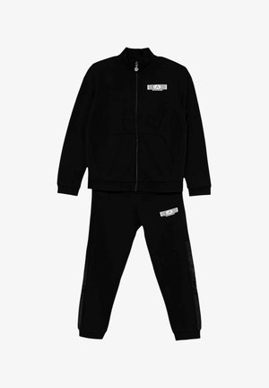 Giacca nera con zip e pantaloni abbinati con loghi bianchi EA Emporio Armani sul petto e sulla coscia, mostrati distesi su sfondo bianco.