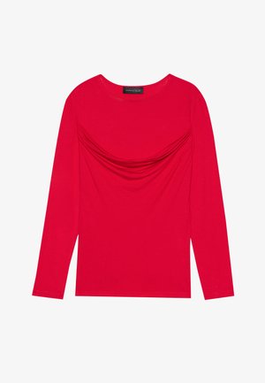 Camisola de manga longa em algodão vermelho vibrante com detalhe franzido na gola e um colarinho arredondado clássico, apresentando uma silhueta ajustada.