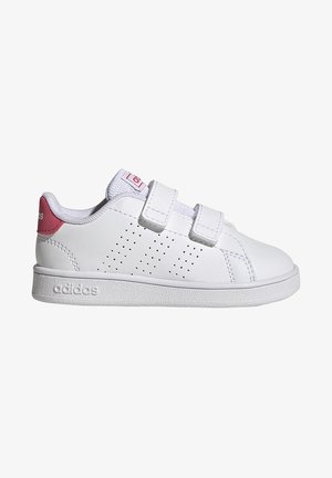 Baskets blanches avec deux sangles Velcro, design perforé sur le côté, accent rose au talon et semelle en caoutchouc texturé. Logo de la marque sur le côté.
