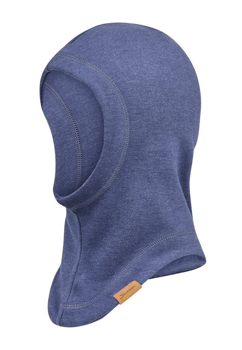 Blaue Strick-Balaclava mit nahtlosem Design und einem Lederetikett. Weicher Stoff und eng anliegende Form bedecken Kopf und Hals für Wärme.