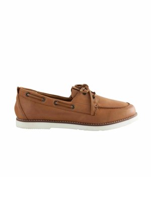 Bruine leren bootschoen met een gladde afwerking, witte rubberen zool en decoratieve veters. Voorzien van metalen oogjes en contrasterende stiksels.