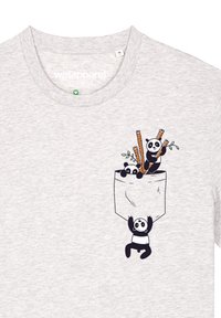 T-shirt en coton gris avec un graphique de trois pandas et des bâtons de bambou dans un design de poche, avec des contours noirs et une variation de couleur minimale.