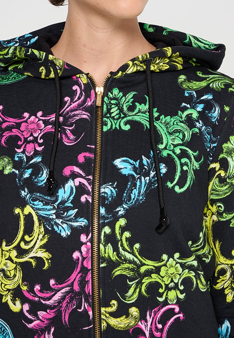 Czarna bluza z kapturem na zamek błyskawiczny, zdobiona kolorowymi wzorami kwiatowymi i spiralnymi w odcieniach różu, niebieskiego, zielonego i żółtego; z regulowanym kapturem i złotym zamkiem.