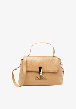 Borsa a mano in pelle beige con forma strutturata, chiusura con fermaglio in metallo argentato, tracolla regolabile e logo del brand in rilievo sulla parte anteriore.