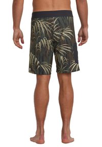 Pantaloni da bagno in un motivo camouflage con foglie tropicali verdi e beige. Realizzati in tessuto testurizzato e dotati di una tasca laterale. Vita nera.