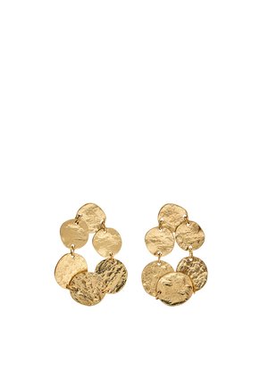 Pięć połączonych młotkowanych złotych metalowych okrągłych dysków tworzących parę otwartych kolczyków na białym tle.