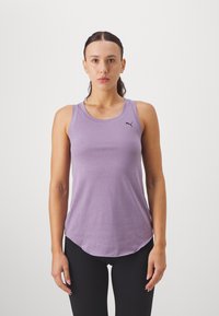 Lilla sansvarviga tank top, millel on ümar äär, valmistatud pehmest kangast, millel on rinnal väike must logo.