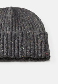 Šedá pletená čepice s ribbed texturou, která má vícoloré skvrny v červené, žluté a zelené barvě po celém materiálu.