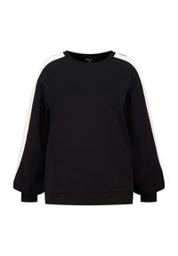 Zwarte trui met een ontspannen pasvorm, ronde hals en lange mouwen. Heeft witte verticale strepen langs de mouwen. Gladde textuur.