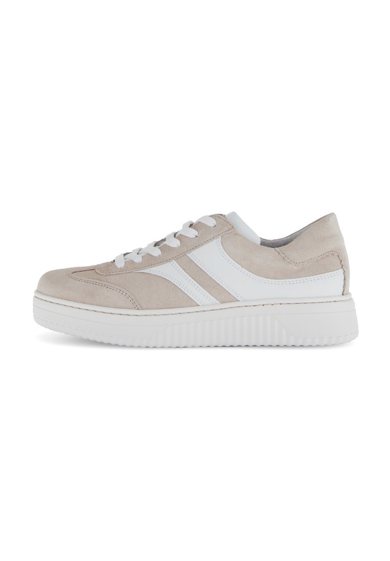 Beige suède sneaker met witte leren accenten, ronde neus, witte vetersluiting en een geprofileerde rubberen zool. Klassiek sportief model.