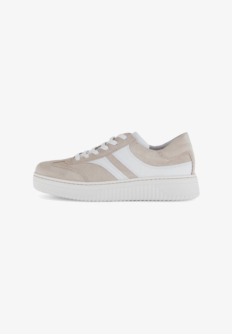 Beige Wildleder-Sneaker mit weißen Lederakzenten, abgerundeter Zehenpartie, weißem Schnürdesign und strukturiertem Gummisohlen. Klassischer sportlicher Stil.