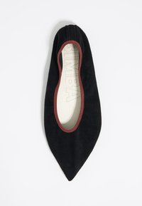 Bailarina de ante negro con punta afilada, abertura elástica y acento burdeos alrededor del cuello, con forro interior en color crema.