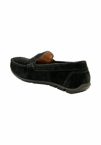 Schwarze Wildleder-Mokassin-Loafer mit gesteppten Details, Gummisohle und lederner Innenauskleidung, schräg dargestellt, um Seiten- und Rückansichten zu zeigen.