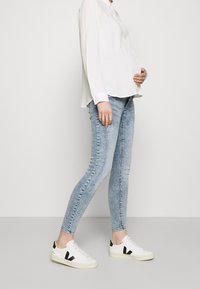 ONLY MATERNITY Vaqueros pitillo - light-blue denim