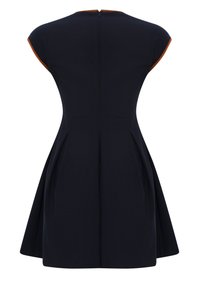 Marineblå klänning med korta ärmar, utsvängd kjol och veck. Har en krage med orange kant och dragkedja bak. Slät tygtextur.