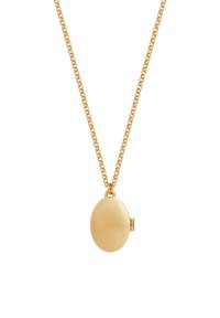 Collana a pendente in oro con un design di medaglione ovale, caratterizzata da una superficie testurizzata e una catena a maglie. La chiusura si trova sul lato.