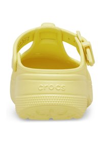 Gele Crocs met een achterband, gemaakt van lichtgewicht materiaal. Voorzien van een getextureerde bovenkant en een gevoerde zool met een merklogo.