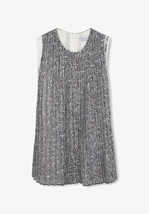 Haut sans manches noir et blanc présentant un design plissé avec des lettres de l'alphabet en gras et répétées. Tissu léger avec un col rond.