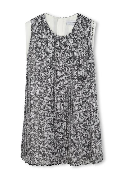 Haut sans manches noir et blanc présentant un design plissé avec des lettres de l'alphabet en gras et répétées. Tissu léger avec un col rond.