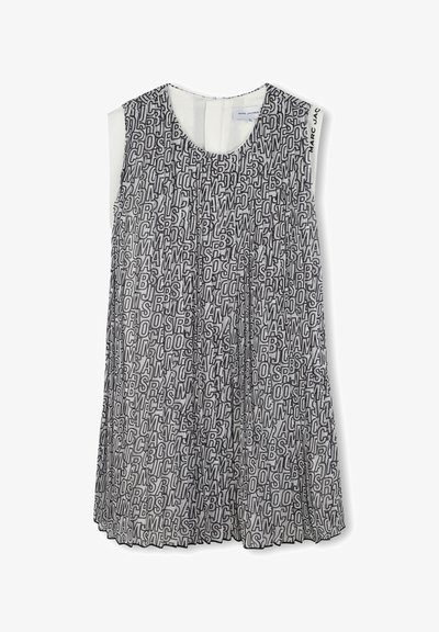 Haut sans manches noir et blanc présentant un design plissé avec des lettres de l'alphabet en gras et répétées. Tissu léger avec un col rond.