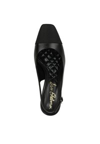 Scarpa slingback nera con punta quadrata, caratterizzata da texture lisce e trapuntate, e un accento di fibbia sul tallone.