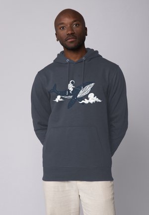 Donkergrijze sweatshirt met een afbeelding van een astronaut die op een walvis rijdt tussen de wolken. Het heeft een voorzak en een capuchon.