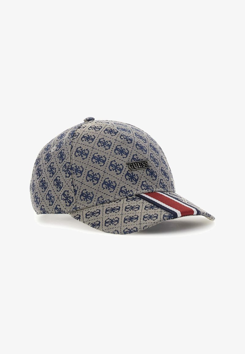Casquette de baseball avec logo à motif bleu, petite étiquette métallique "GUESS" et bandes rouges, blanches et bleues sur la visière.