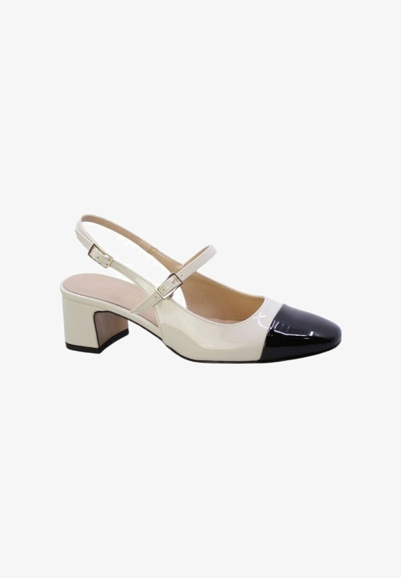 Scarpe slingback con finitura in pelle verniciata; caratterizzate da un corpo beige e una punta nera in pelle verniciata; tacco a blocco; cinturino regolabile con fibbia argentata.