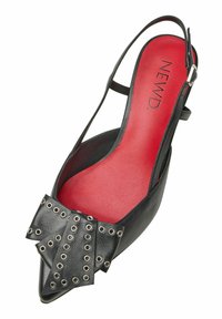 Czarne skórzane buty typu slingback z wąskim noskiem, z teksturowaną kokardką ozdobioną metalowymi oczkami oraz jasnopomarańczową wkładką.