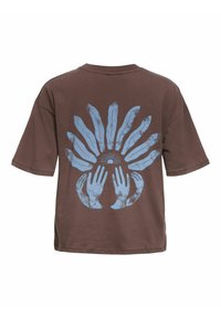 Bruine katoenen t-shirt met een grote blauwe afbeelding van handen en de zon op de achterkant. Korte mouwen en een relaxte pasvorm.