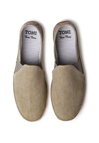Scarpe slip-on in tela beige con un accento grigio, fodera interna a righe e cuciture a contrasto lungo la suola. Design semplice e piatto.