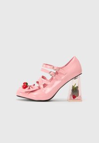 Roze gepatineerde leren schoen met een ronde neus, meerdere banden, een strikdetail en een transparante blokhak met een aardbeienontwerp.