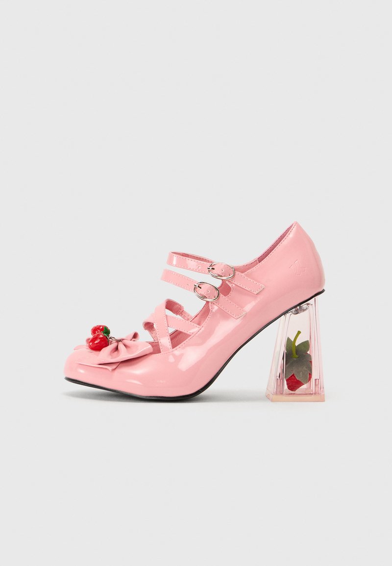 Roze gepatineerde leren schoen met een ronde neus, meerdere banden, een strikdetail en een transparante blokhak met een aardbeienontwerp.
