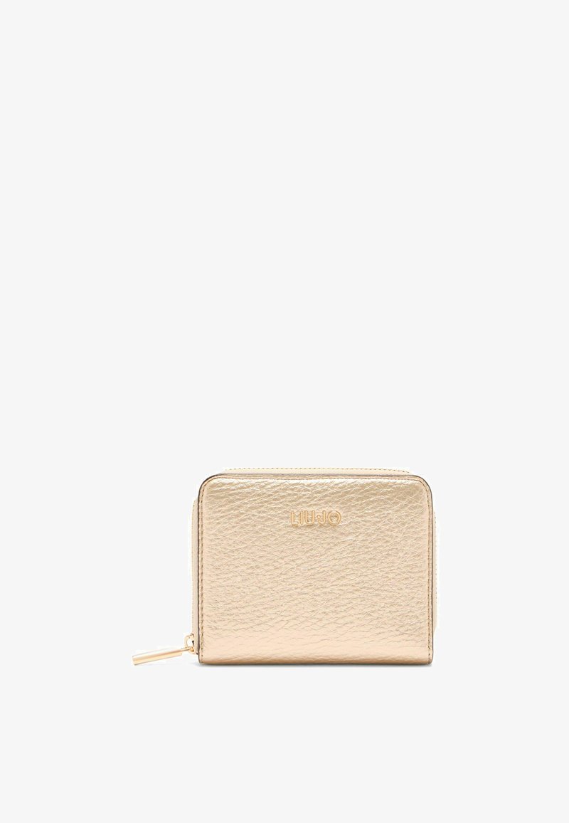 Portefeuille en cuir doré avec une finition texturée, fermeture éclair et logo embossé sur l'avant. Forme rectangulaire compacte, design minimal.