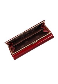 Rode portemonnee van lakleer met gouden accenten, voorzien van een voering met stippenpatroon en meerdere kaarthouders. Geopende weergave toont de binnenvakken.