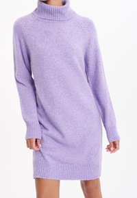 Robe-pull violette en tissu doux et texturé, avec un col roulé haut, des poignets et un ourlet côtelés, et une coupe ample.