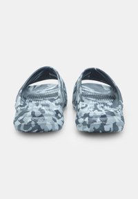 Kék és szürke mintázatú, könnyű slip-on cipők, texturált talpbetéttel és kerek orral, kényelmes viseletre tervezték.
