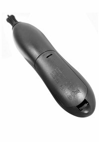 Svart plastfjärrkontroll med en rundad form, slät yta och ett batterifack märk för 2 AAA-batterier. Har en liten öppning.