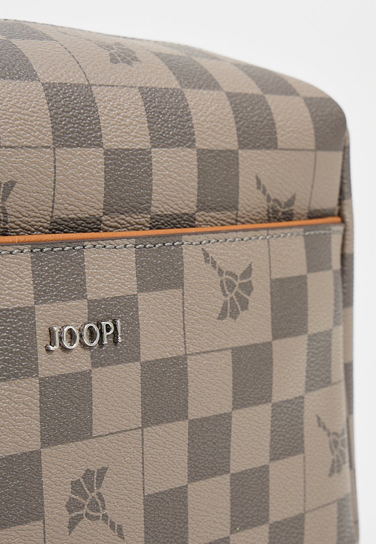 Braune Lederhandtasche mit Karomuster und floralen Akzenten, silbernem Logo und orangefarbenem Zierband entlang des Reißverschlusses.