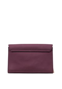 Clutch in pelle viola con forma rettangolare, texture liscia, chiusura a pattina e accessori in metallo dorato sulla cerniera.