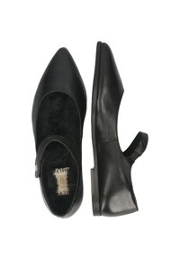 Zapatos de cuero negro con punta afilada, una correa curva en el empeine y un tacón bajo y cuadrado. Forro interior suave para mayor comodidad.
