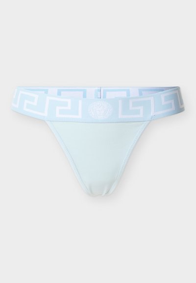 Ανοιχτά γαλάζιο γυναικείο στρινγκ εσώρουχο με φαρδιά μέση που διαθέτει λευκό μοτίβο ελληνικού κλειδιού και έμβλημα με κεφαλή Μέδουσας στο κέντρο.