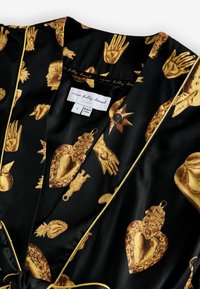 Čierny saténový župan s motívmi zlatých rúk, sŕdc a klasických sôch, s hladkou textúrou a kontrastným zlatým lemovaním.